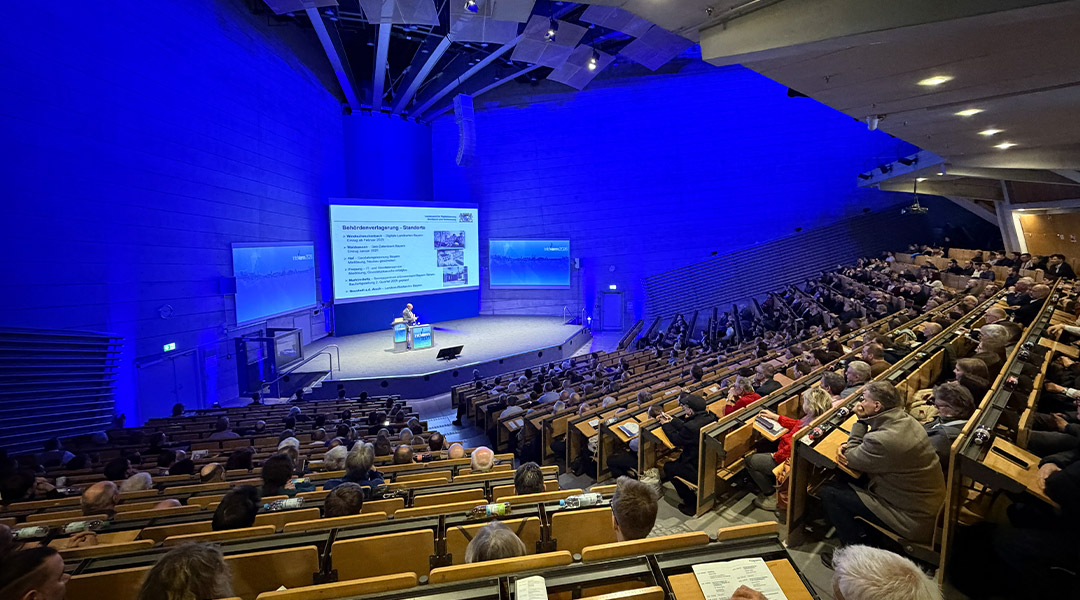 Blick von oben in den Zuschauerraum mit zahlreichen Besucherinnen und Besuchern